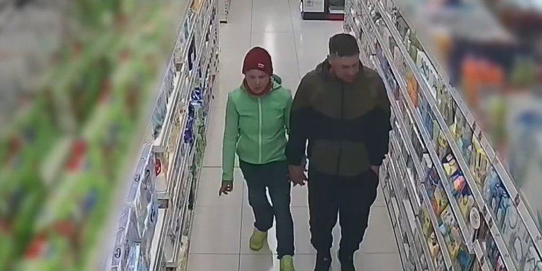 Z drogerii w Olsztynie zniknęły perfumy za 1000 zł. Policja szuka złodziei [WIDEO]