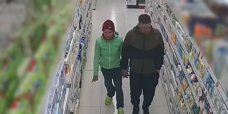 Z drogerii w Olsztynie zniknęły perfumy za 1000 zł. Policja szuka złodziei [WIDEO]