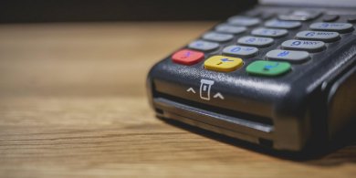 Artykuł: Bez telefonu nie zapłacimy? Cyfrowa rewolucja w płatnościach w Unii Europejskiej