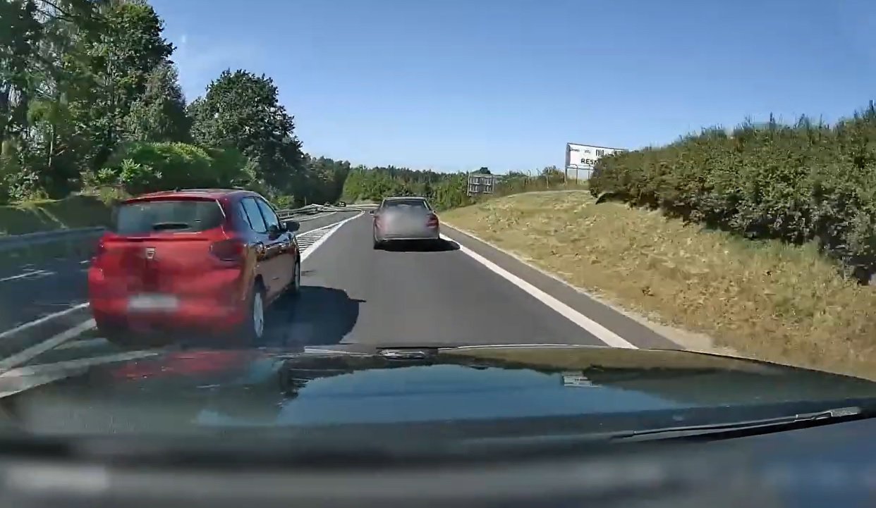 Mała dacia, duże ryzyko. Bez zahamowań na ul. Sielskiej w Olsztynie [WIDEO]