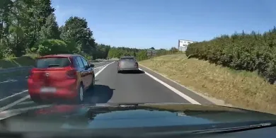 Mała dacia, duże ryzyko. Bez zahamowań na ul. Sielskiej w Olsztynie [WIDEO]