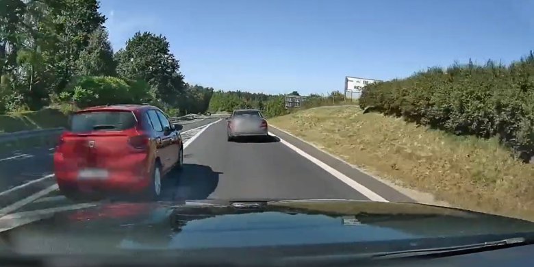 Mała dacia, duże ryzyko. Bez zahamowań na ul. Sielskiej w Olsztynie [WIDEO]