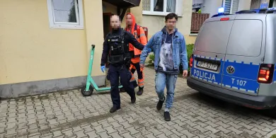 Mężczyzna na dachu wieżowca przy ul. Westerplatte w Olsztynie. Chciał skoczyć? [ZDJĘCIA]