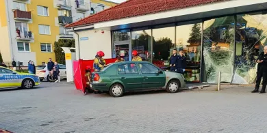 Morąg. 72-latek wjechał w witrynę Biedronki [ZDJĘCIA]