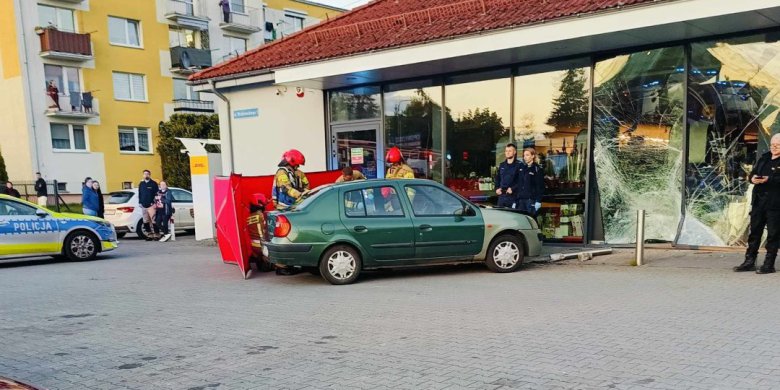 Morąg. 72-latek wjechał w witrynę Biedronki [ZDJĘCIA]