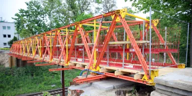 Tymczasowa kładka na Tracku. Ruszyła przebudowa przejścia nad torami [ZDJĘCIA]