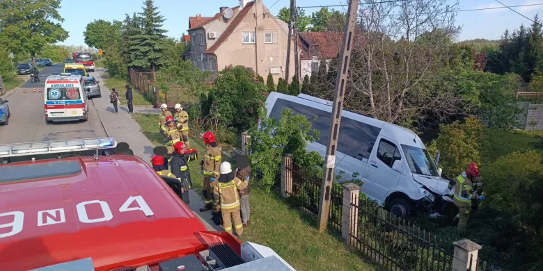 Szkolnym busem potrącił 26-latkę i "zaparkował" na ogrodzeniu w Łęgajnach. Wśród poszkodowanych dzieci [ZDJĘCIA]