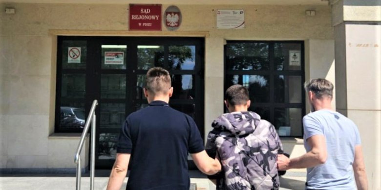 Powiat piski. Ukrainiec wiózł z Litwy obywateli Somalii. Straż graniczna zatrzymała kierowcę. Grozi mu do 8 lat więzienia