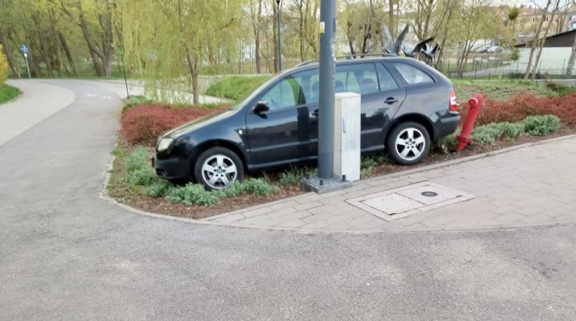 Skoda "oparła się" o hydrant przy ul. Pieniężnego w Olsztynie
