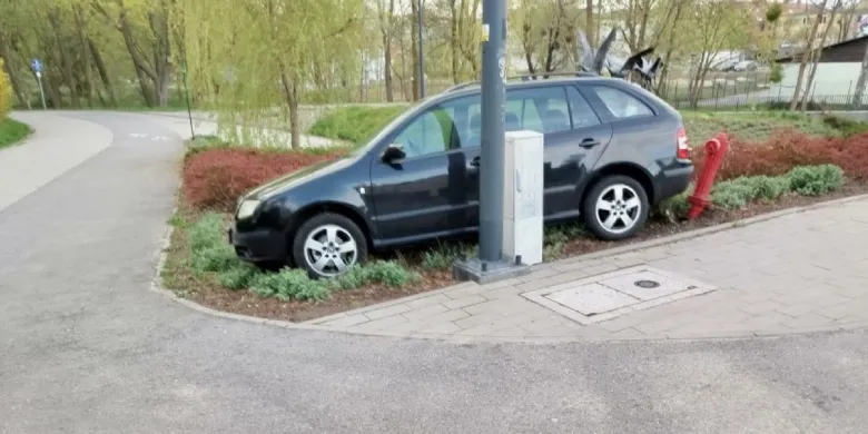 Skoda "oparła się" o hydrant przy ul. Pieniężnego w Olsztynie