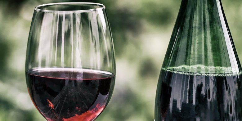 Artykuł: Rośnie popularność wina, a Polacy wybierają lepsze trunki. Nadchodzą zmiany w "kulturze picia"?