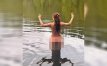 Gwiazda „Klanu”, Dorota Naruszewicz pozuje nago nad warmińskim jeziorem, zachęcając do udziału w wyborach