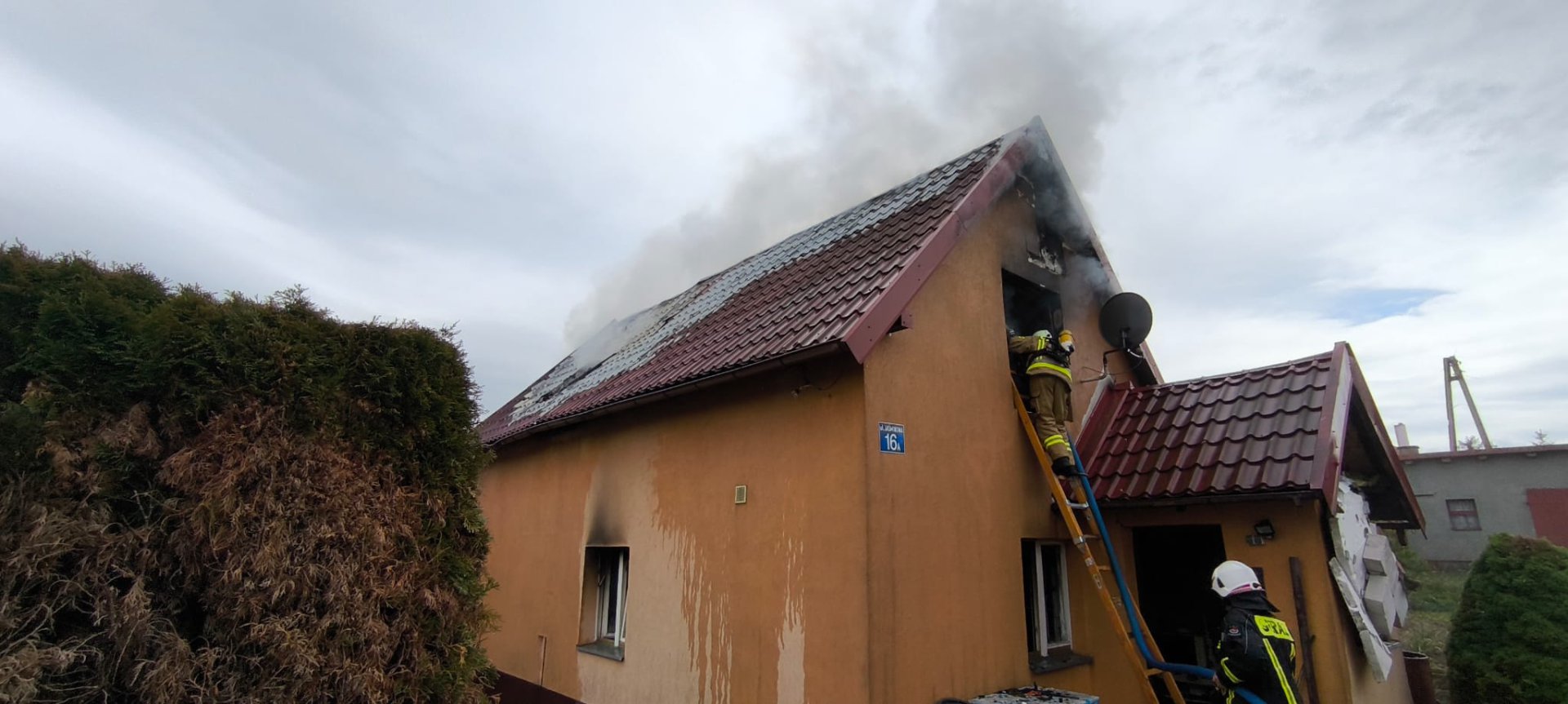Pożar budynku mieszkalnego w Stawigudzie. Poszkodowana 68-letnia kobieta
