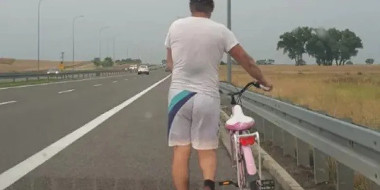 44-letni rowerzysta "cisnął" ekspresówką. Policja: To nie jest miejsce na treningi!