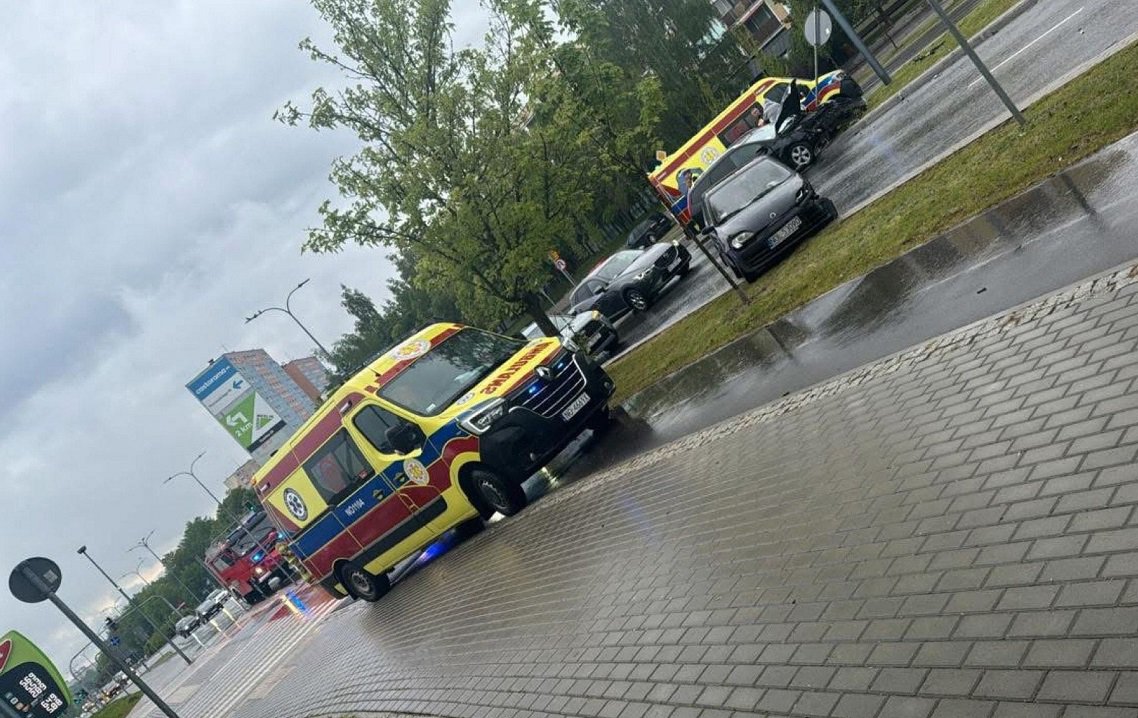 Podmienione tablice i kolizja. 36-latek na ul. Pstrowskiego w Olsztynie uczył, jak narobić sobie przypału