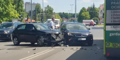 Chwila nieuwagi i „bum”. 49-latek ze skody myślał, że zdąży...