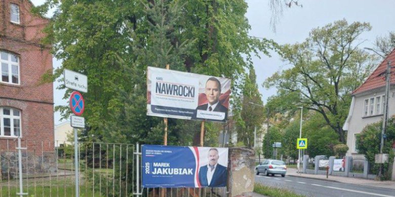 Upolitycznione liceum? Banery prawicowych kandydatów na terenie szkoły katolickiej w Biskupcu