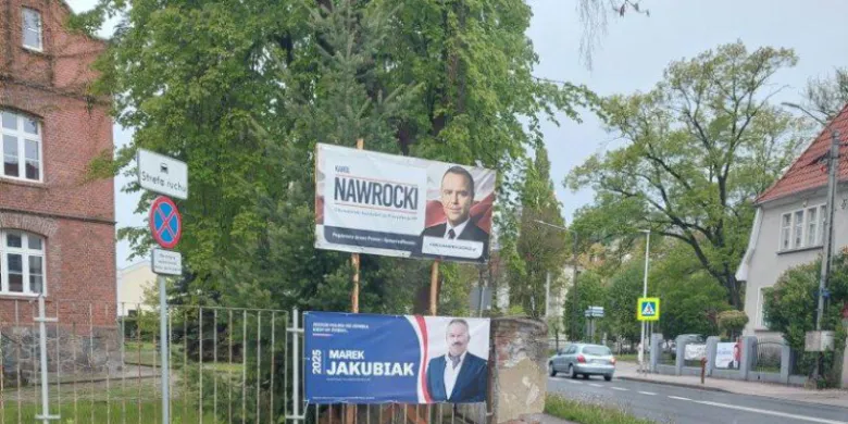 Upolitycznione liceum? Banery prawicowych kandydatów na terenie szkoły katolickiej w Biskupcu