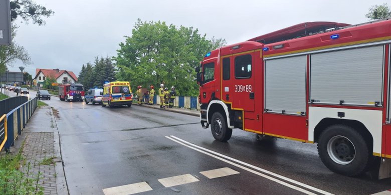 Niepokojące sceny nad Łyną w Bartągu. 18-latek zabrany do szpitala