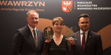 Artykuł: Znamy zwycięzców Wawrzynu 2024 – Literackiej Nagrody Warmii i Mazur. Podwójny triumf poruszającej powieści autobiograficznej [ZDJĘCIA]