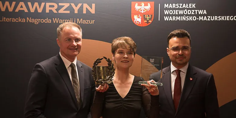 Znamy zwycięzców Wawrzynu 2024 – Literackiej Nagrody Warmii i Mazur. Podwójny triumf poruszającej powieści autobiograficznej [ZDJĘCIA]