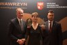 Od lewej: marszałek województwa warmińsko-mazurskiego, Marcin Kuchciński, laureatka Wawrzynu 2024, Eliza Kącka, wiceminister kultury i dziedzictwa narodowego, Maciej Wróbel