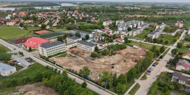 Artykuł: Inwestycja za 13 mln zł idzie zgodnie z planem. W Mikołajkach powstaje strefa edukacyjno-rekreacyjna [ZDJĘCIA]