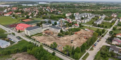Inwestycja za 13 mln zł idzie zgodnie z planem. W Mikołajkach powstaje strefa edukacyjno-rekreacyjna [ZDJĘCIA]