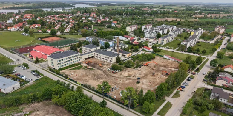 Inwestycja za 13 mln zł idzie zgodnie z planem. W Mikołajkach powstaje strefa edukacyjno-rekreacyjna [ZDJĘCIA]