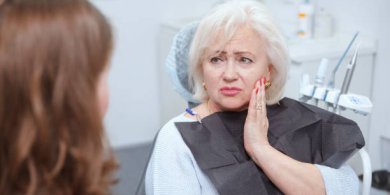 Artykuł: Eksperci biją na alarm. Polacy zbyt rzadko kontrolują stan swoich zębów. Tak narażają się na poważne choroby