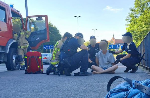27-latek chciał skoczyć z okna. Dramatyczna akcja policji na osiedlu Podleśna w Olsztynie