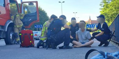 Artykuł: 27-latek chciał skoczyć z okna. Dramatyczna akcja policji na osiedlu Podleśna w Olsztynie