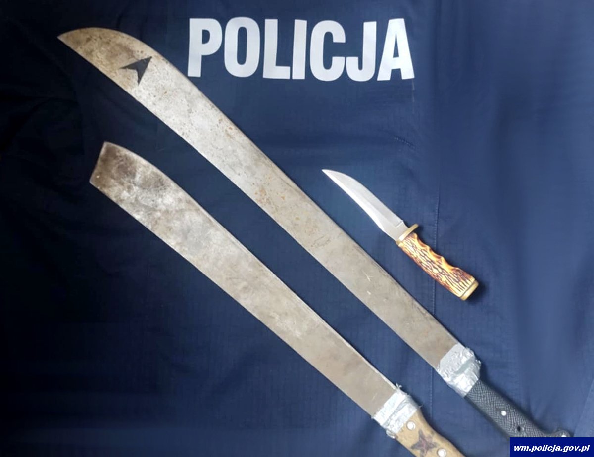 Gmina Iława. 24-latek przyjechał do księdza "porozmawiać". Miał maczety i nóż