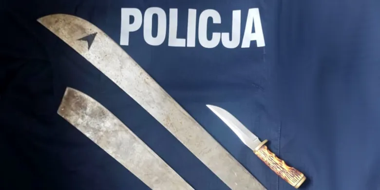 Gmina Iława. 24-latek przyjechał do księdza "porozmawiać". Miał maczety i nóż