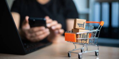 Artykuł: Polacy cały czas skupiają się na oszczędzaniu. Za to częściej robią zakupy online