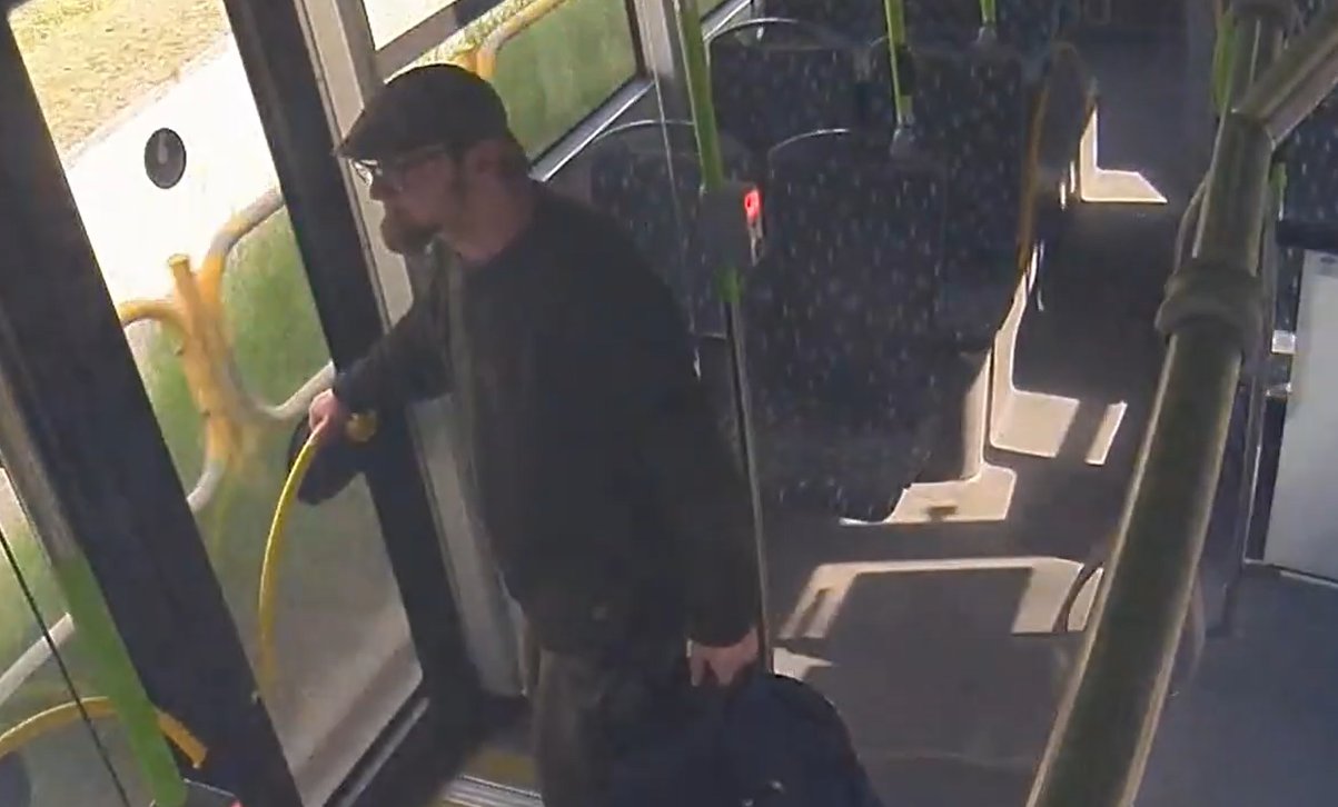 Olsztyn. Czy to on zabrał seniorce aparat słuchowy? Policja publikuje nagranie [WIDEO]