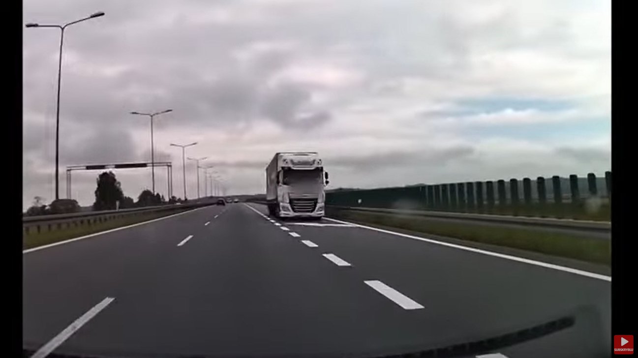 65-latek jechał pod prąd ekspresową siódemką między Elblągiem a Pasłękiem [WIDEO]