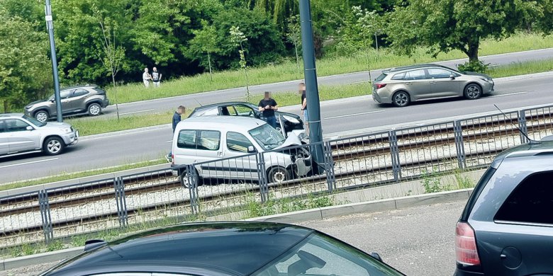 Osiedle Nagórki. 37-latek wstrzymał ruch tramwajów na kilkadziesiąt minut [ZDJĘCIA]