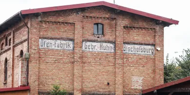 Cień historii urokliwego Biskupca i oryginalne zabytki. Stara Kaflarnia z 1865 r. służy obecnie jako hotel i dyskoteka