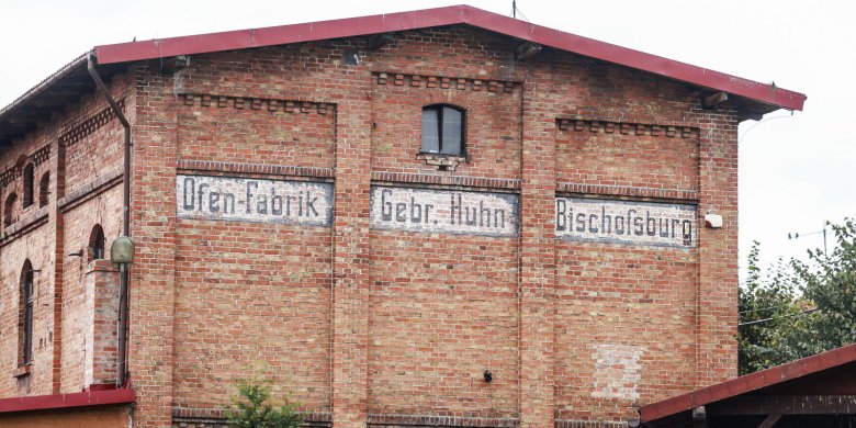 Cień historii urokliwego Biskupca i oryginalne zabytki. Stara Kaflarnia z 1865 r. służy obecnie jako hotel i dyskoteka