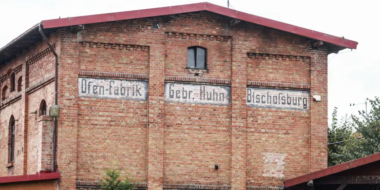 Cień historii urokliwego Biskupca i oryginalne zabytki. Stara Kaflarnia z 1865 r. służy obecnie jako hotel i dyskoteka