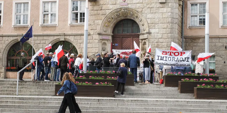 "Donald Tusk do dymisji". Antyrządowy protest w Olsztynie w przeddzień wotum zaufania [ZDJĘCIA]