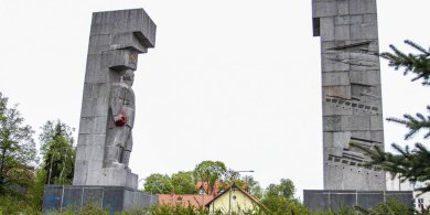 Artykuł: Zamiast "szubienic" funkcjonalny plac miejski. Jest kolejny krok w stronę rozbiórki pomnika