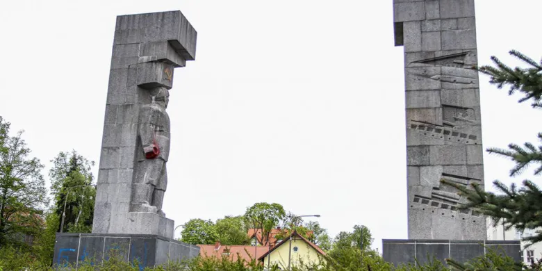 Zamiast "szubienic" funkcjonalny plac miejski. Jest kolejny krok w stronę rozbiórki pomnika