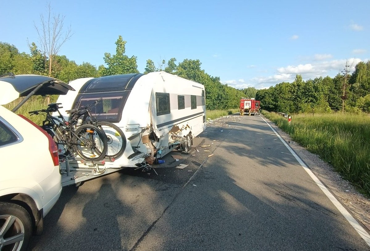 Staranowana przyczepa kempingowa na DK16. W volvo były dzieci