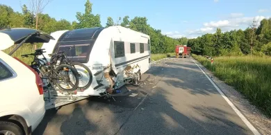 Staranowana przyczepa kempingowa na DK16. W volvo były dzieci