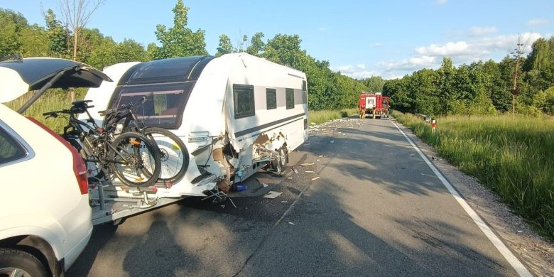 Staranowana przyczepa kempingowa na DK16. W volvo były dzieci
