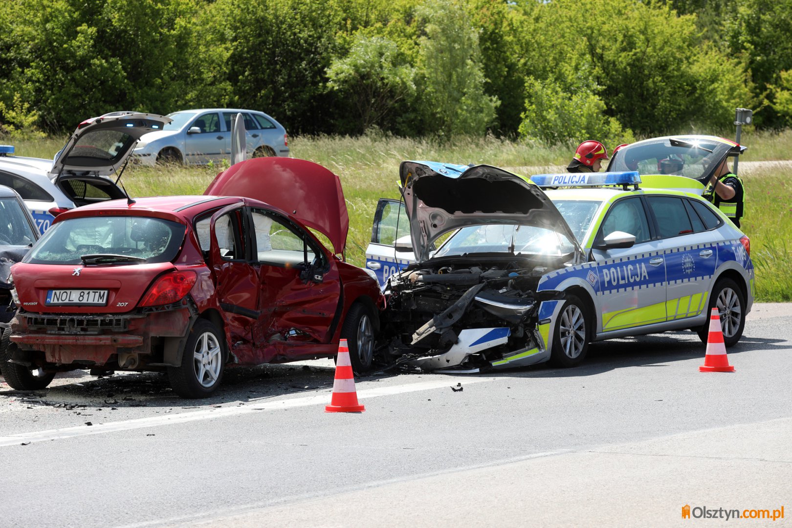 Wypadek z udziałem radiowozu pod Olsztynem. Trzeba liczyć się korkami na DK 16 [ZDJĘCIA]