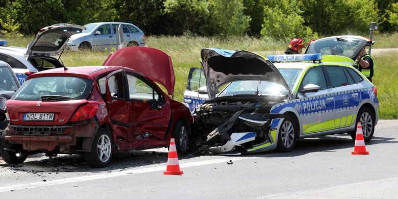 Wypadek z udziałem radiowozu pod Olsztynem. Trzeba liczyć się korkami na DK 16 [ZDJĘCIA]