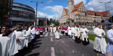 Artykuł: Centralna procesja Bożego Ciała w Olsztynie [ZDJĘCIA]